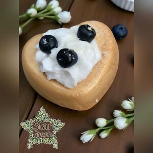 (1) Novelty Creme Brulee Scented Heart-Shaped Soap with Cream and Berries